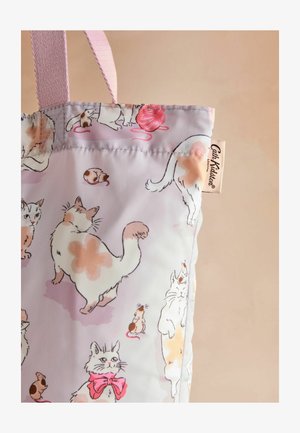 Eine helllila Tasche mit spielerischen Illustrationen verschiedener Katzen und Mäuse, verziert mit einem pinken Band, zeigt skurrile Tiercharaktere.