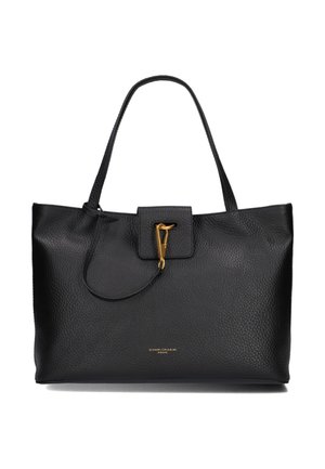 Borsa tote in pelle nera con una finitura texture, dotata di una chiusura in metallo dorato, due manici lunghi e un design minimalista.