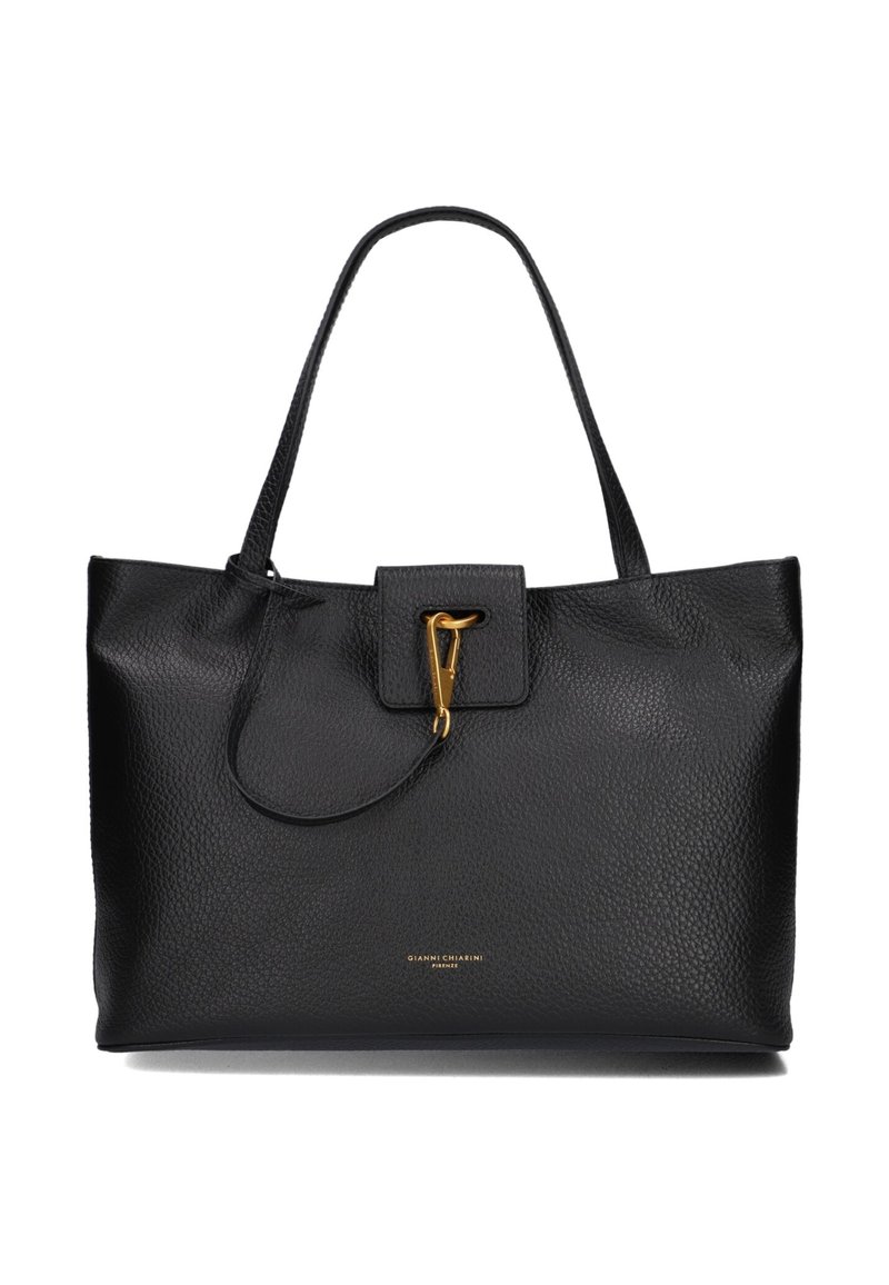 Zwarte leren tote bag met een textuurafwerking, voorzien van een gouden sluiting, twee lange handvatten en een minimalistisch ontwerp.