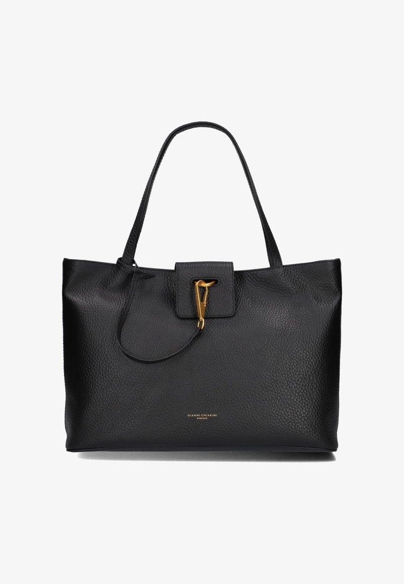 Borsa tote in pelle nera con una finitura texture, dotata di una chiusura in metallo dorato, due manici lunghi e un design minimalista.