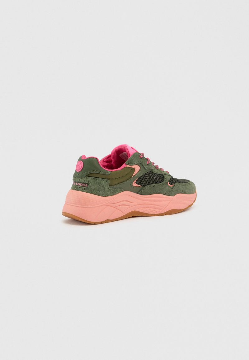 Grüne und rosa Sneaker mit einer klobigen Silhouette. Verfügt über Materialien aus Wildleder und Netz, eine rosa Gummisohle, einen gepolsterten Schaft und ein Schnürdesign.