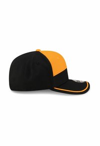 Schwarze und orange Kappe mit strukturiertem Design, bestehend aus einem schwarzen Körper und einem orangefarbenen Oberteil, akzentuiert mit orangenen Nähten am Schirm.