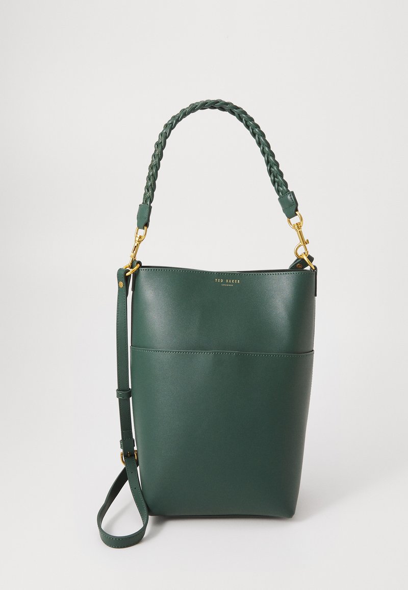 Saco de couro verde escuro tipo balde com pega trançada, alça de ombro ajustável e detalhes em metal dourado.