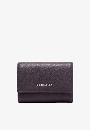 Portafoglio in pelle testurizzata di colore viola scuro con chiusura a soffietto e logo dorato "COCCINELLE" centrato sulla parte anteriore.