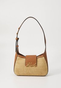 Borsa a mano in pelle marrone e paglia intrecciata con una forma curva, caratterizzata da un dettaglio logo dorato e una tracolla singola regolabile.