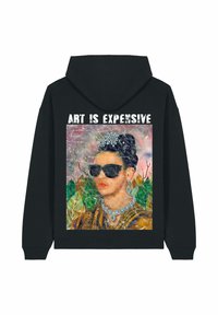 Felpa nera con cappuccio con grafica colorata di una donna con occhiali da sole, adornata con gioielli e disegni intricati. Il testo recita "L'ARTE È COSTOSA."