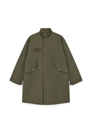 Olive green coat made from lightweight fabric, featuring a stand-up collar, snap buttons, and two front flap pockets. Clean, minimalist design.
