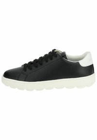Sneaker in pelle nera con punta rotonda, suola in gomma bianca e lacci neri. Presenta un colletto imbottito e dettagli laterali bianchi.