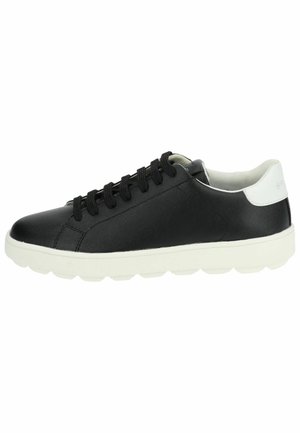 Sneaker in pelle nera con punta rotonda, suola in gomma bianca e lacci neri. Presenta un colletto imbottito e dettagli laterali bianchi.