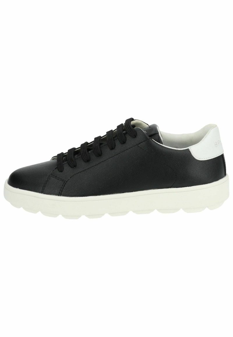 Sneaker in pelle nera con punta rotonda, suola in gomma bianca e lacci neri. Presenta un colletto imbottito e dettagli laterali bianchi.
