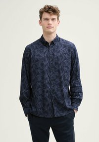 Marineblauwe overhemd met lange mouwen en een bladdessins, gemaakt van lichtgewicht stof. Met een button-down kraag en kleine knopen, in een comfortabele pasvorm.