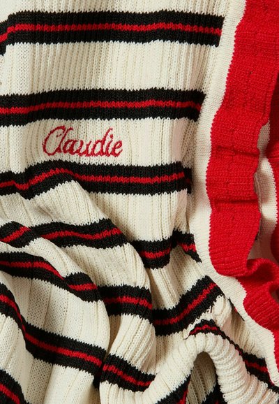 Tessuto a maglia a righe in crema, nero e rosso con una texture a costine prominente. Presenta la scritta ricamata "Claudie" in corsivo rosso sul tessuto.