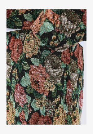 Bloemenstof met een dicht patroon van oranje, roze en groene rozen op een zwarte achtergrond met een textuurweefsel.