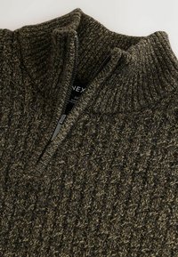 Sweter dzianinowy w ciemnooliwkowym kolorze, z wysokim kołnierzem na zamek. Teksturowany wzór z kontrastowymi nitkami i miękkim wykończeniem.