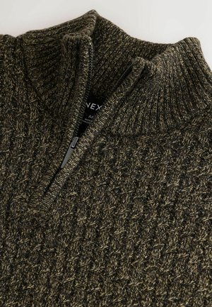 Gestrickter Pullover in dunkelolivgrün, mit hohem Kragen und Reißverschluss. Strukturiertes Muster mit kontrastierenden Garnen und einer weichen Oberfläche.
