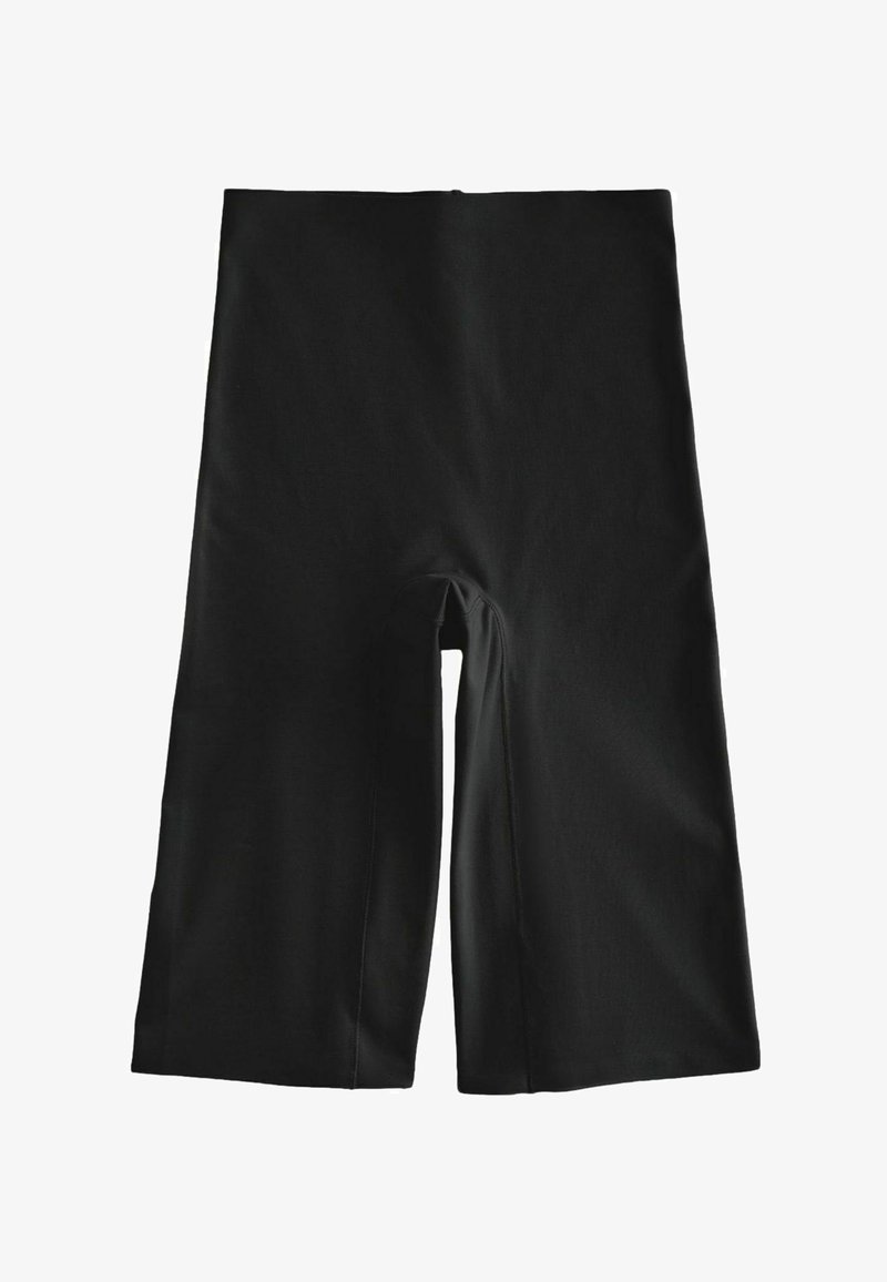 Shorts noirs ajustés jusqu'au genou avec une taille haute en tissu lisse et extensible.