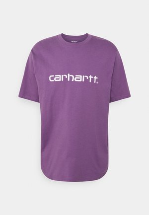 Fioletowa koszulka Carhartt z krótkim rękawem, z białym nadrukiem logo na środku klatki piersiowej, z okrągłym dekoltem i luźnym krojem.