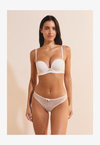 Niewybrane, off-white