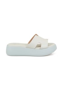 Witte platform sandalen met kruisstrapontwerp, gemaakt van zacht leer, lichte blauwe rubberen zool en subtiele kleurcontrast op de banden.