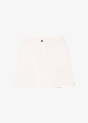 Falda de mezclilla blanca con un diseño recto, cierre de botones en la parte frontal y dos bolsillos laterales. Largo hasta el muslo y con una textura suave.