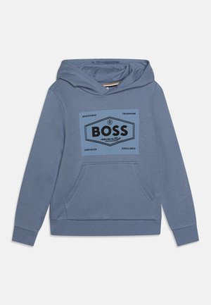 Sweat à capuche en tissu bleu clair, avec un label graphique central noir et bleu portant le texte "BOSS sevenity" et une poche kangourou à l'avant.