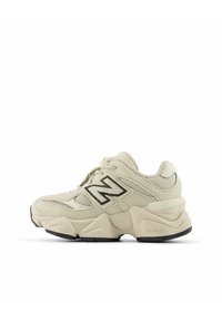 Beige New Balance chunky sneaker med mesh- og ruskindspaneler, sort "N"-logo, tyk skulptureret sål mærket "ABZORB" og snørelukning.