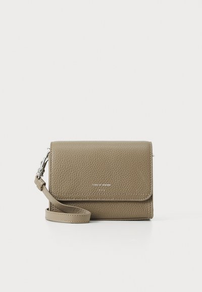 Borsa a tracolla in pelle grigia con un design strutturato, una tracolla removibile e un logo inciso in modo discreto sulla parte anteriore. Superficie testurizzata.