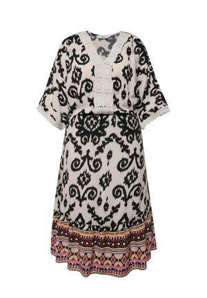 Robe à motifs noir et blanc avec un décolleté en V, des manches courtes et une finition en dentelle. Une bordure décorative colorée orne l'ourlet.