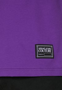 Versace Jeans Couture T-shirt med print - purple
