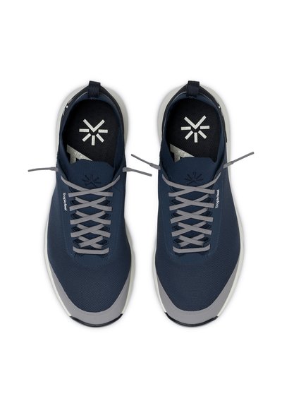 Námořnické modré sportovní boty s šedými akcenty, síťovina na svrchní části, ploché šedé tkaničky a logo na jazyku. Zaoblená špička, polstrovaná podešev.