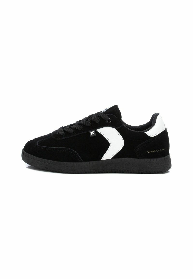 Sneaker in suede nera con un design di accento bianco. Presenta lacci e una suola in gomma nera testurizzata. Stile minimalista con dettaglio di branding in oro.