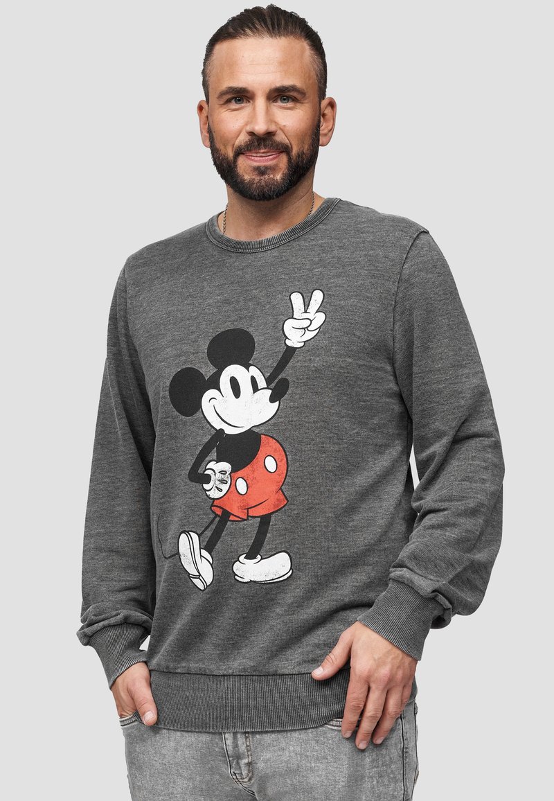 Felpa grigia con una grafica di Topolino in un abbigliamento rosso, con un gesto di pace, colletto rotondo e polsini e orlo a coste.