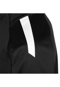 Indumento sportivo nero con superficie testurizzata, caratterizzato da un design a striscia bianca diagonale sulla spalla per un contrasto.