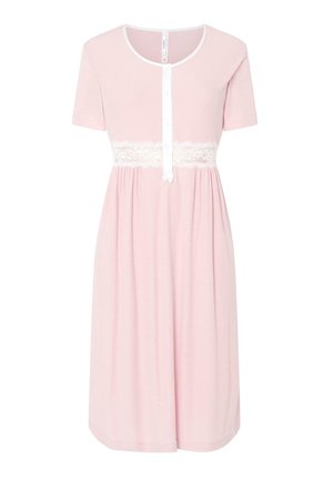 Camisa de noche rosa con mangas cortas, escote redondo, cinturilla de encaje y cierre de botones en la parte delantera. Textura de tela suave.