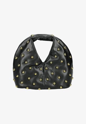 Sort læderhåndtaske med afrundet form, prydet med guldmetalknopper jævnt fordelt over hele overfladen og integreret håndtag øverst.