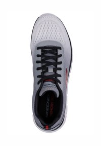 Scarpa da ginnastica grigia con tomaia in rete, lacci neri e dettagli rossi. Presenta un'intersuola in memory foam imbottita e una suola esterna in gomma resistente.