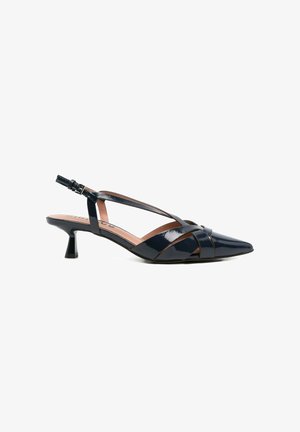 Scarpa slingback con tacco kitten in vernice nera, punta appuntita, cinturini incrociati e fibbia regolabile.