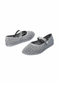 Zapatos estilo Mary Jane en gris, confeccionados en un material texturizado, con una correa con hebilla y un patrón de tejido abierto para ventilación.