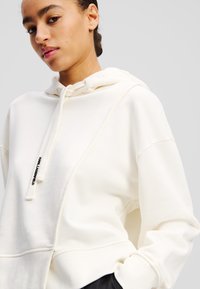 KARL LAGERFELD ASYMMETRIC CROPPED OVERSIZED - Majica s kapuljačom - cannoli cream