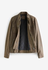 Chaqueta de cuero marrón con forro acolchado negro, dos bolsillos en el pecho, un bolsillo lateral con cremallera y detalle de cierre a presión en el cuello.