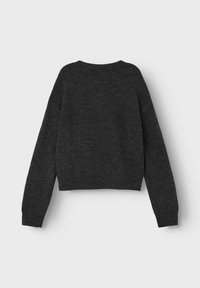 Pull cropped gris foncé avec manches longues, col rond et poignets et ourlet côtelés. Texture douce avec un design simple et épuré.