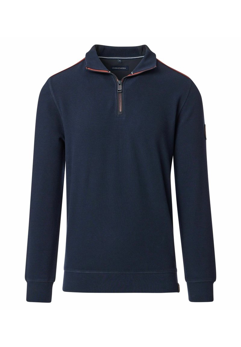 Granatowy sweter z kołnierzem na pół-zamek, faktura ribbed, z kontrastowymi czerwonymi szwami wzdłuż zamka. Posiada długie rękawy i naszywkę z logo.