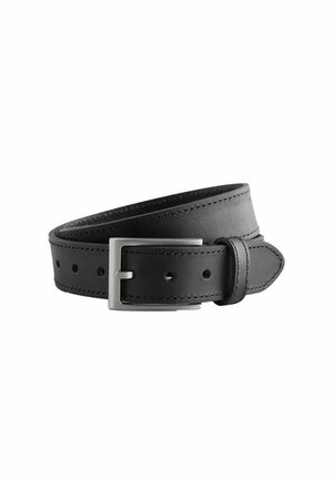 Cinturón de cuero negro con hebilla rectangular plateada, múltiples agujeros y bordes cosidos, enrollado sobre un fondo blanco.