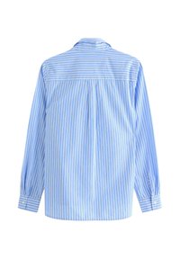 Lysblå langærmet skjorte med hvide og mørkere blå lodrette striber, vandrette striber på den øverste del af ryggen, knapbeslåede manchetter, krave synlig fra ryggen.