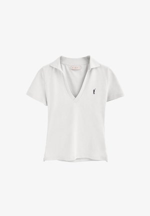 Hvid kortærmet polo shirt med V-hals og et lille marineblåt logo på venstre bryst. Blødt bomuldsstof, afslappet og enkelt design.