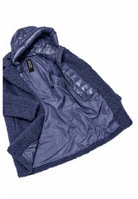 Navyblauwe buitenjas van textuurmateriaal met een fuzzy uitstraling; glanzende, gladde binnenvoering; heeft een capuchon en een open voorkant.