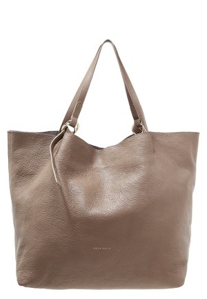 Torba na ramię z taupe skóry, z dwoma uchwytami, o miękkiej fakturze i subtelnym logo marki umieszczonym na środku u dołu.