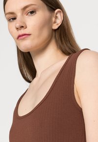 Even&Odd Vestido de malha - dark brown