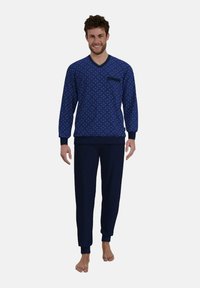 Männliches blaues Schlafanzugset mit einem gemusterten Langarmoberteil, das einen V-Ausschnitt und eine Tasche hat, kombiniert mit einfarbigen dunkelblauen Hosen, beide aus weichem Stoff.