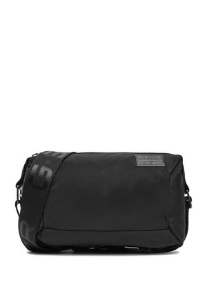 Schwarze rechteckige Umhängetasche mit verstellbarem, breitem Riemen und kleinem geprägtem Markenpatch in der oberen rechten Ecke.